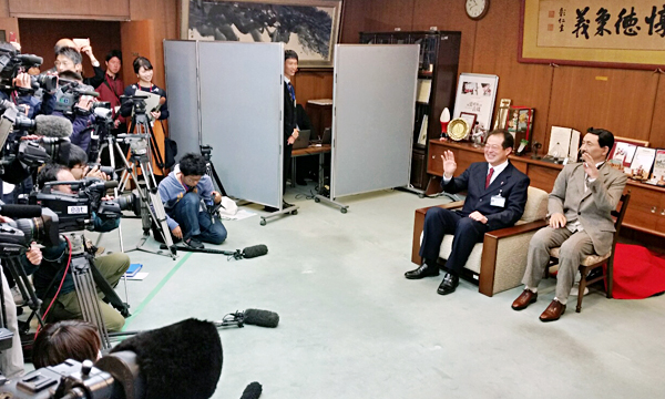 松山市役所で市長と面会
