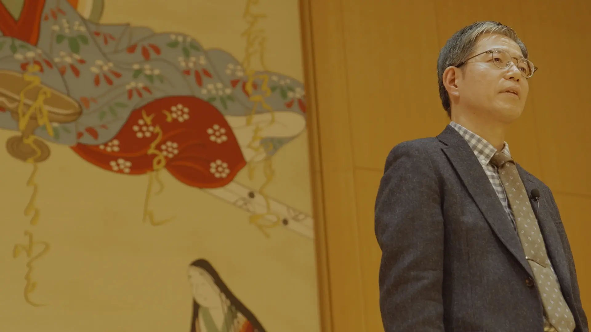 伊藤晋太郎教授の日本と中国の文化的工芸品を背景にした動画サムネイル