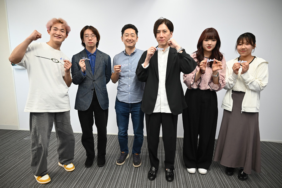 木村康宏常務執行役員、小久保欣哉教授と１位に輝いたグループのメンバー
