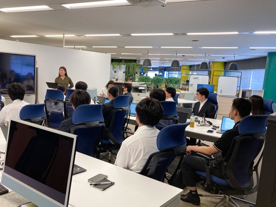 期待と不安を胸に、説明に耳を傾ける学生たち