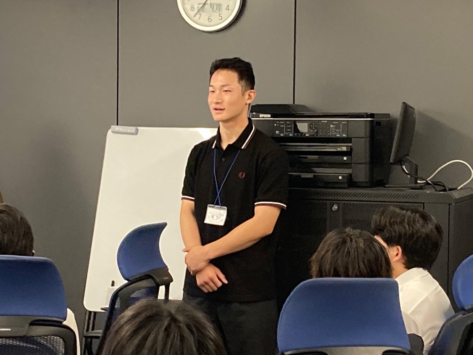 企業担当者と他大学の学生を前に自己紹介する様子