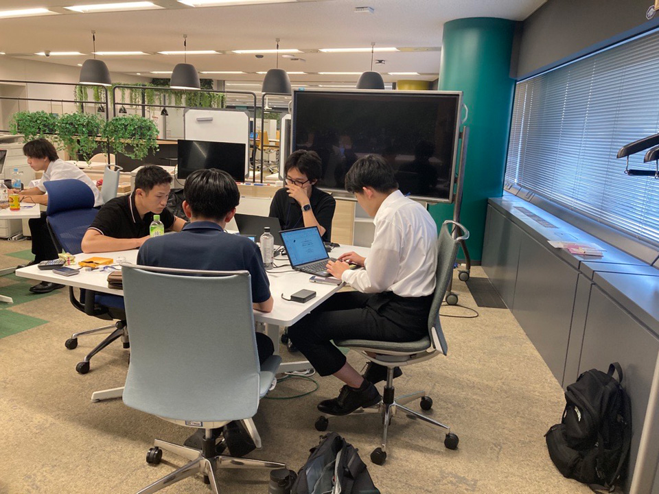 プレゼンに向けた資料作成に取り組む学生たち