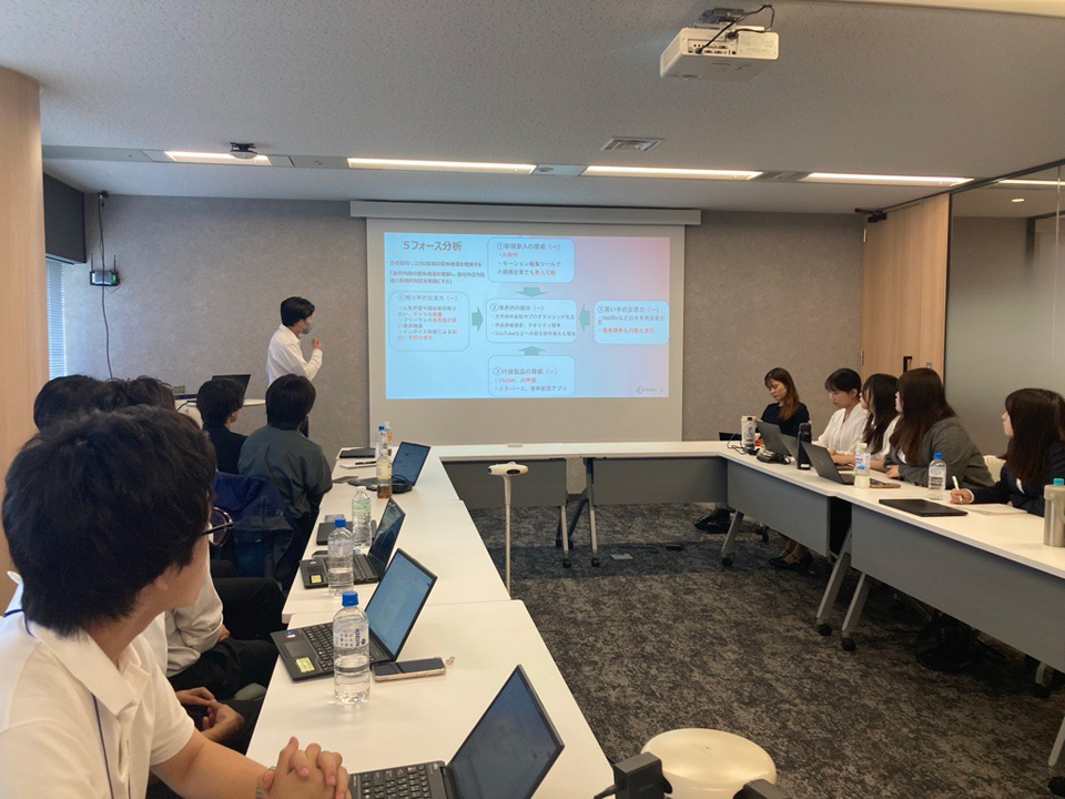 これまでの学びの成果を企業担当者へプレゼン