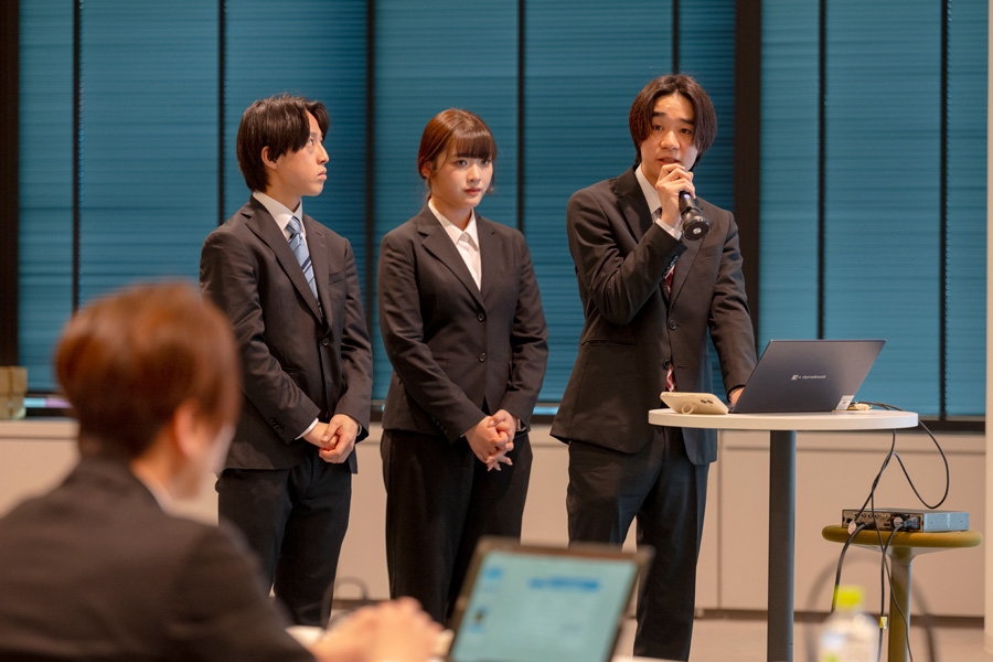 調査・分析を繰り返した提案内容を発表の画像