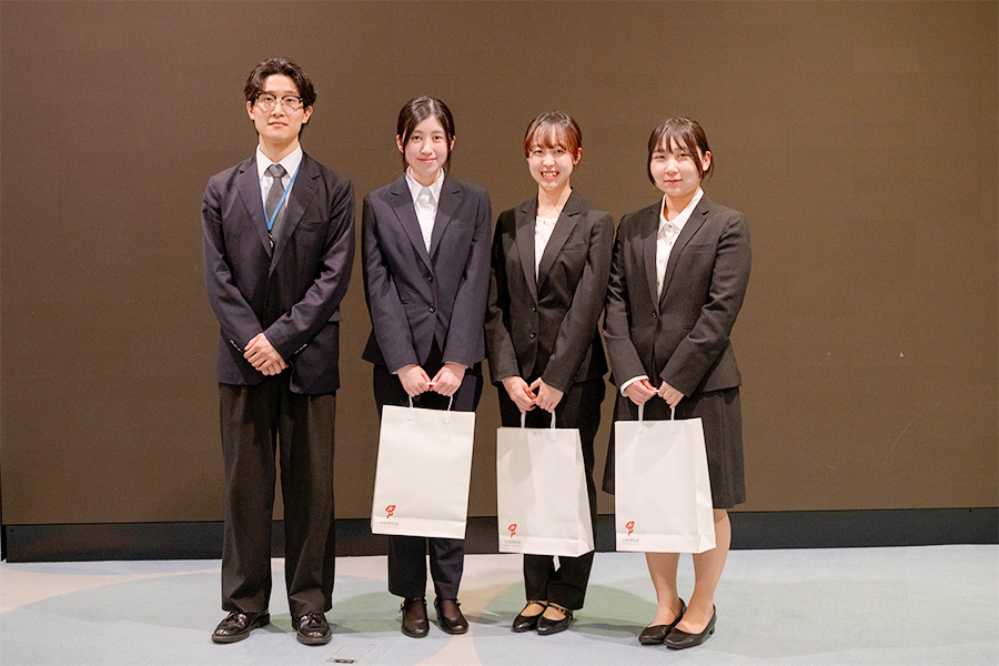 優勝チームとメンターの松本圭以氏の画像