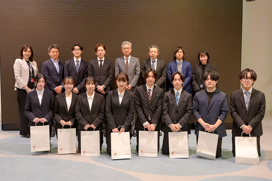 インターシップ参加学生と小久保教授、事業開発本部の皆さまによる記念撮影