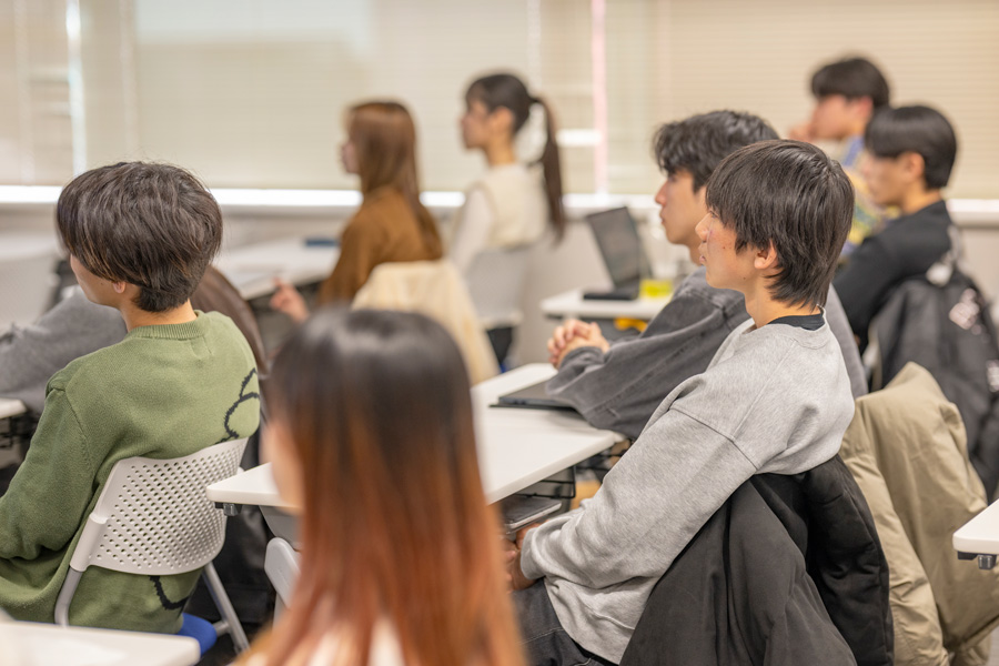 発表を聞く学生たち