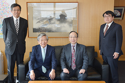 理事長トピックス 日本銀行の雨宮正佳副総裁が二松学舎をご訪問 漱石アンドロイドを見学されました