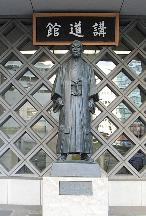 講道館の正面に建つ嘉納治五郎の銅像（写真提供／公益財団法人　講道館）