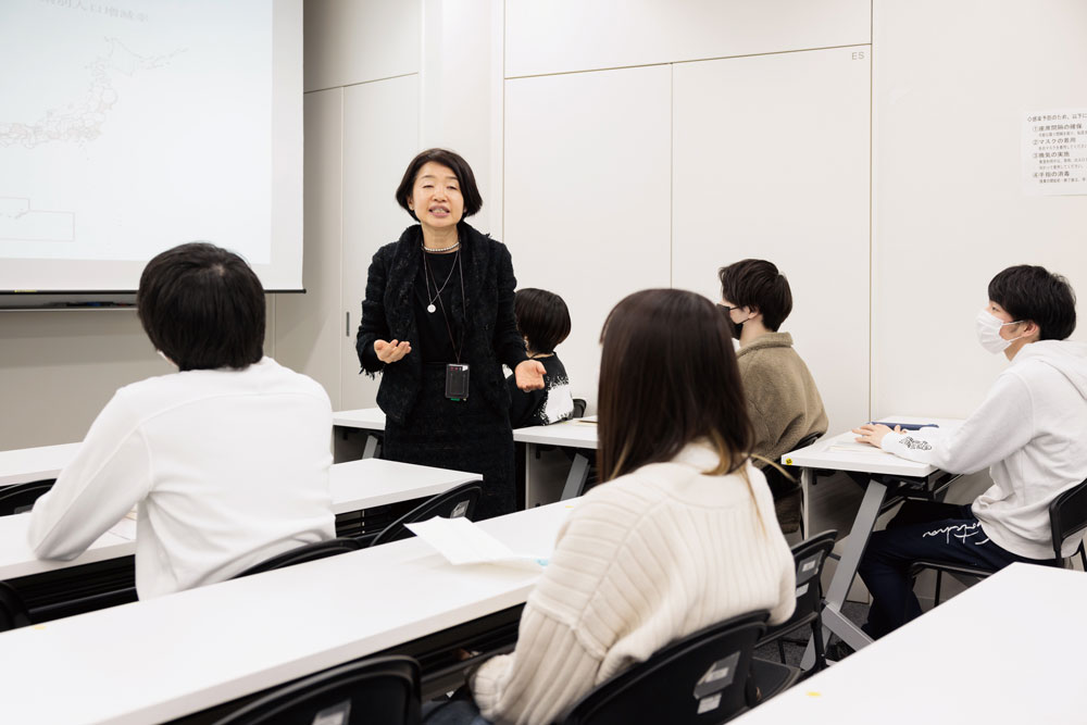 国際政治経済学部　国際政治経済学科／中垣陽子ゼミ【人口減少、少子高齢化、未婚化・晩婚化、社会保障制度】