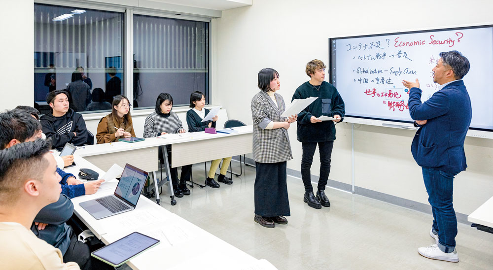 文学・史学・哲学を網羅した漢学の伝統は本学科にも生きています。（王 宝平教授／専門分野：中国史学・日中交流史）