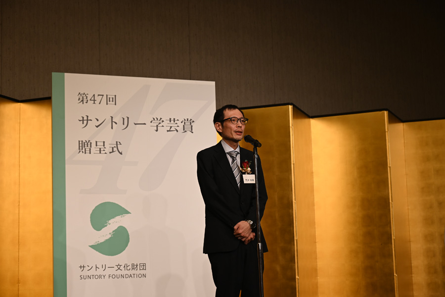 贈呈式で挨拶する荒井教授