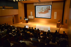 多数の聴講者を得て盛況となった講演会