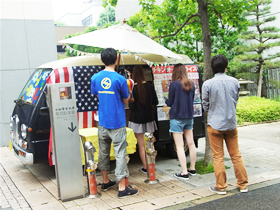 九段1号館前で営業の「Café ikoan」が、SmaSTATION!!の取材1